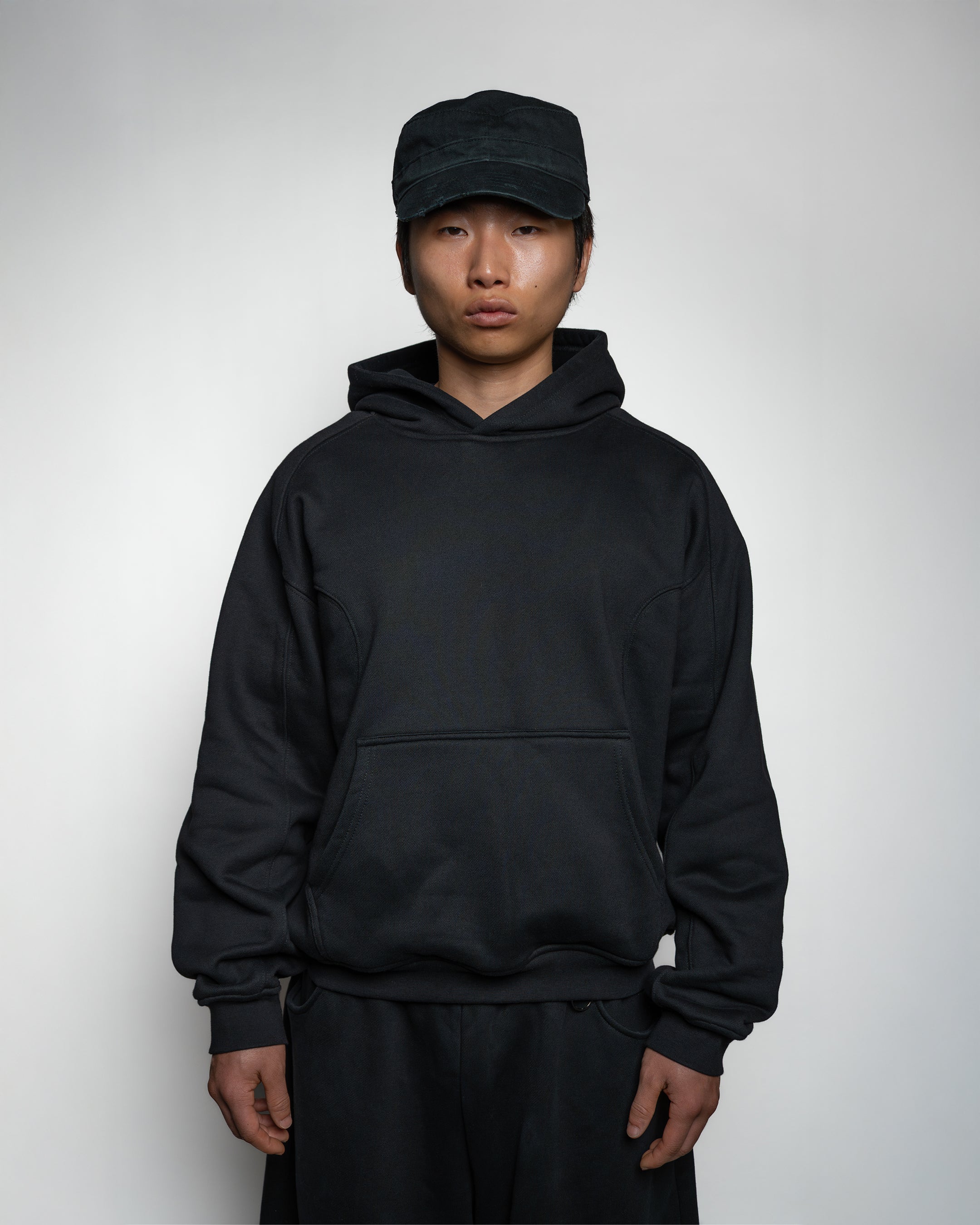 ESSENTIAL BLACK HOODIE