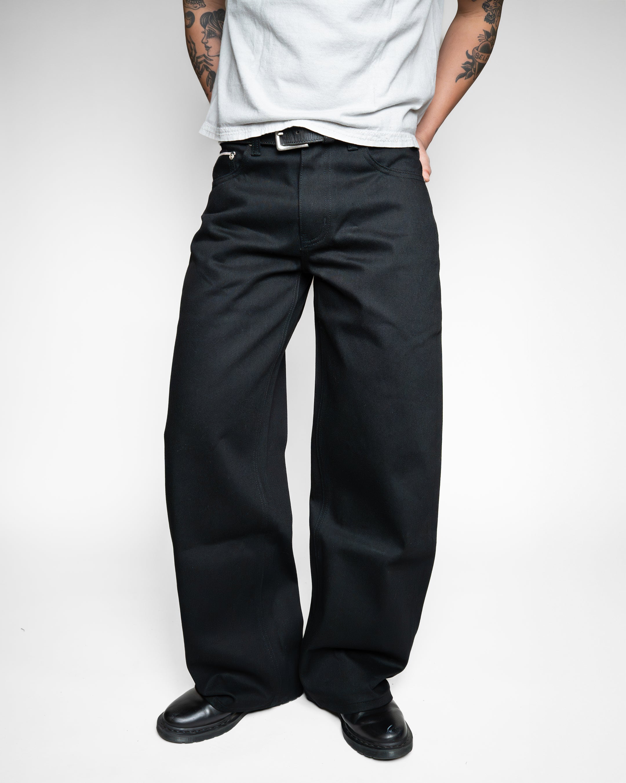 UNIFORM CUT MATTE BLACK JAPANESE SELVEDGE RELAXED FIT JEANS
