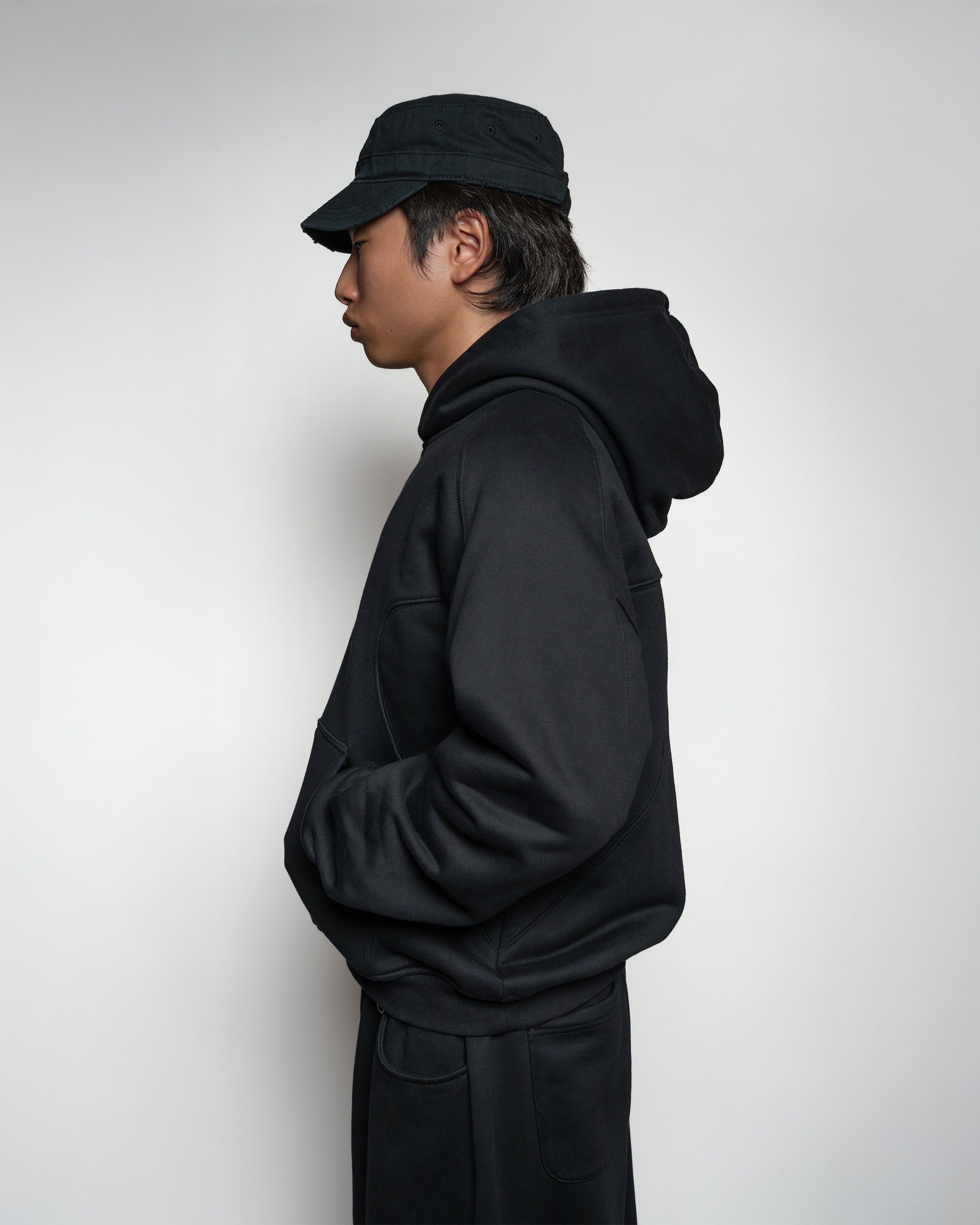 ESSENTIAL BLACK HOODIE