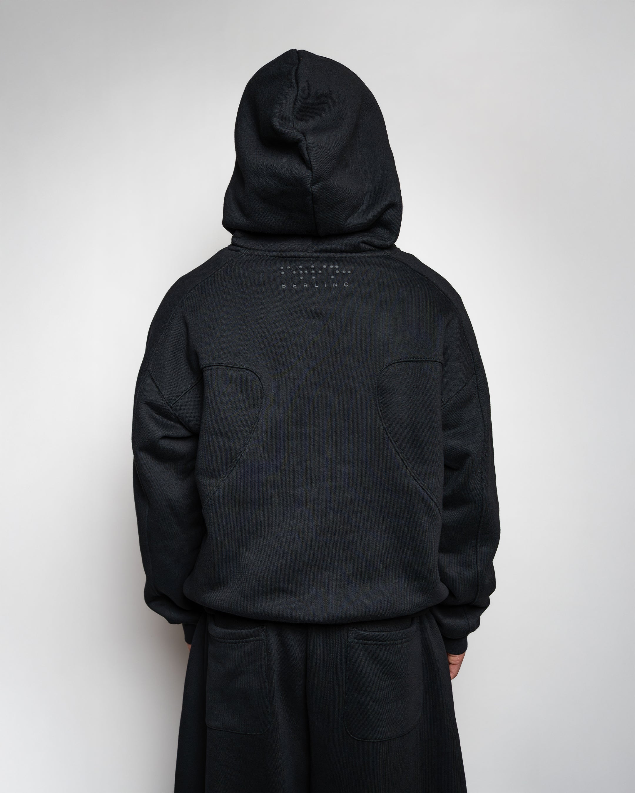 ESSENTIAL BLACK HOODIE