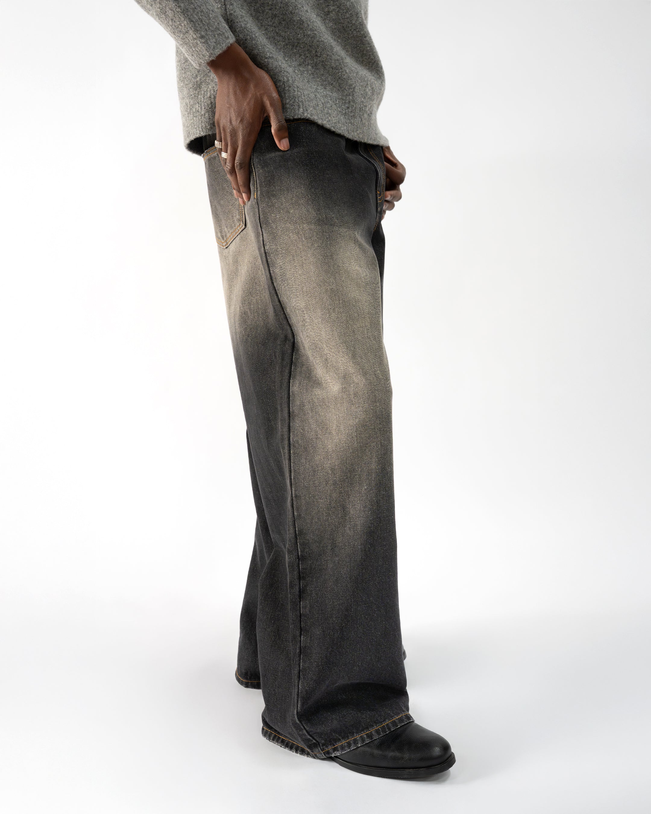 BLACK WASHED LOOSE FIT JEANS