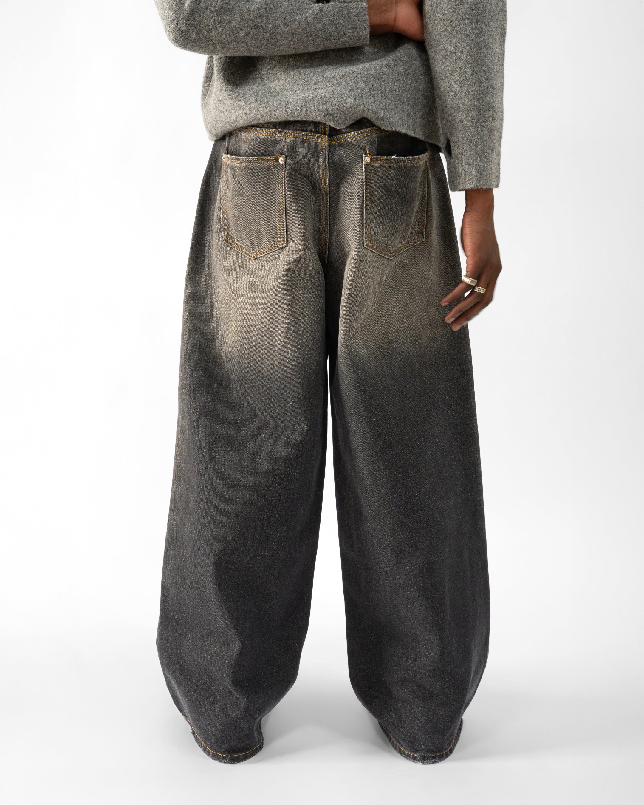 BLACK WASHED LOOSE FIT JEANS